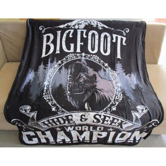 New Big Foot Sasquatch Plush Fleece Throw Gift Blanket Sherpa Hide & Seek Champ - Picture 2 of 4